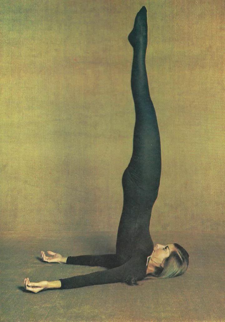 Pratiquante en posture inversée au studio indar